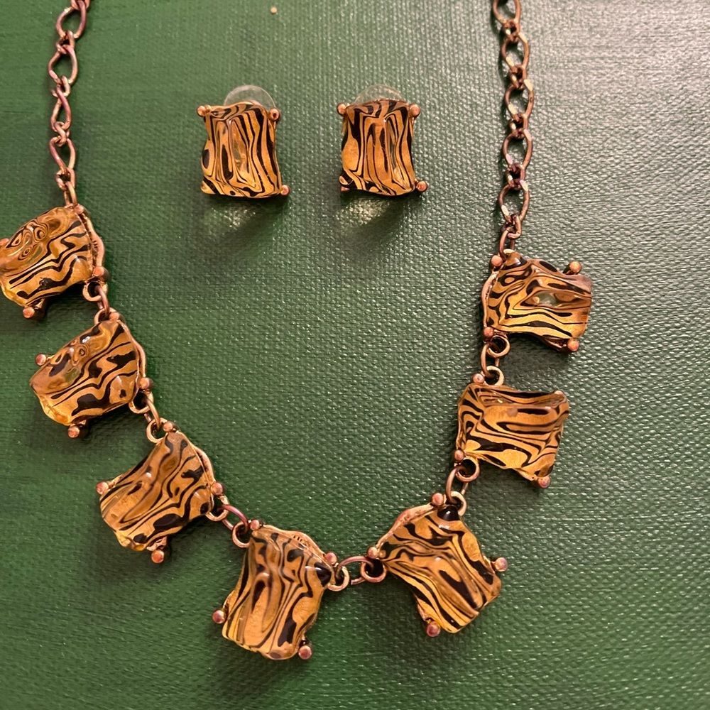 FABULOUS AMBER LUCITE NECKLACE AND MATCHING EARRINGS - FOR THE TIGER FAN!